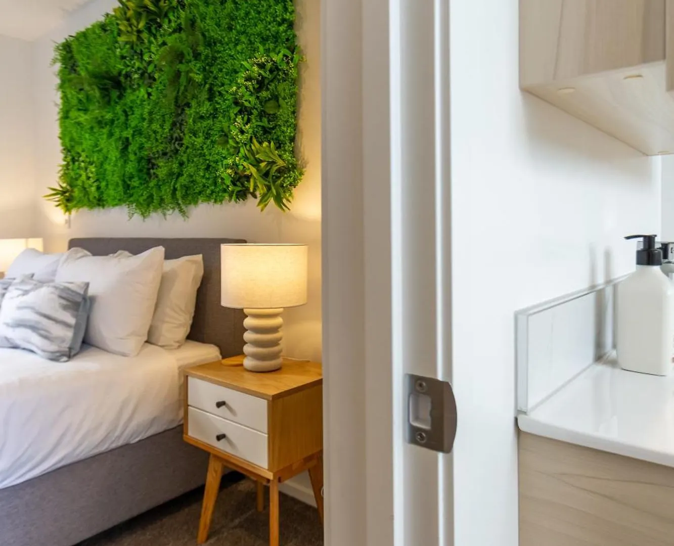 Cashel Street Hideaway 2 Bed 2 Bath Apartment Christchurch 0*,  New Zealand